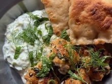 Envie d’évasion ? Essayez ces boulettes de poulet à la grecque et leur tzatziki maison
