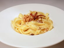 Tagliatelles à la crème de bleu, noix & magret séché