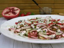 Salade de fenouil, radis et roquefort, huile de pistache et grenade
