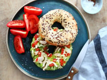 Bagel poulet, guacamole, tomates et oignon nouveau