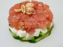 Tomates sur lit de mozzarella et concombre