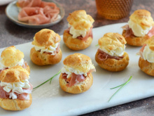 Choux au fromage fouetté et à la chiffonnade de jambon