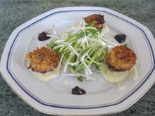 Boudin blanc de Rethel, pané à la chapelure d'épices, minzuna au vinaigre de champagne, crème de chaource et moutarde au mout de raisin