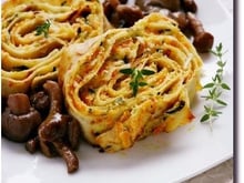 Roulade de crêpes aux courgettes, carottes, sauce et ricotta avec petits champignons pour bento
