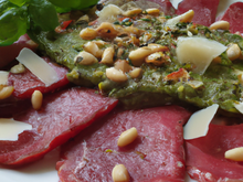 Carpaccio de bœuf et son pesto de basilic frais au pignon de pin et parmesan 