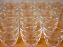 On sait enfin ce que signifie le nombre dans le fond des verres Duralex de la cantine