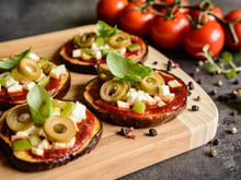 Ce légume d’été à moins de 2 € transforme vos apéros avec ces mini-pizzas croustillantes