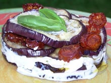 Millefeuille d'aubergines aux chèvre et aux tomates