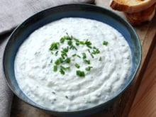 "Comment ne pas aimer" : cette spécialité lyonnaise détrônera à coup sûr le tzatziki pour vos prochains apéritifs !