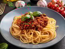 Connaissez-vous les makaronia me kima, la délicieuse version grecque des spaghettis à la bolognaise ?