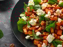 Salade de patates douces rôties, épinard, féta et noisettes