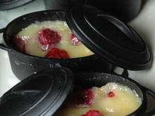 Fondant au chocolat blanc et framboise express en mini cocotte