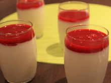Mousse au chocolat blanc et coulis de framboise