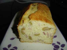 Caké salé avec du jambon, des olives noires et vertes.