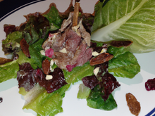 Sur une feuille d'endive, salade de noix et raisins muscat au stilton,  magret de canard séché