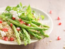 Salade de quinoa aux asperges et graines de grenade