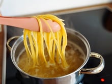 “Cette règle là, elle change tout” : découvrez le geste indispensable pour donner du goût à vos pâtes dès la cuisson