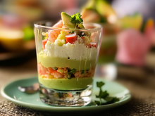 verrine apéro à l'avocat, surimi et crevette rose