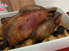 Chapon de pintade aux pommes et aux pruneaux