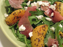Salade de jambon de Bayonne à la feta et aux pêches poêlées au basilic et au miel