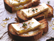 Toasts de brie de Meaux au lard craquant
