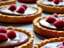 Tartelettes framboises/citron, coque en chocolat sur pâte sablée au pralin
