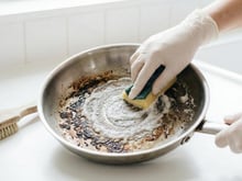 Pas de panique voici le bon réflexe à adopter pour nettoyer facilement une poêle en inox brûlée