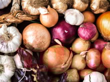 Ne les mettez surtout pas au frigo ! Voici le meilleur endroit où l'ail et les oignons se conservent vraiment des mois