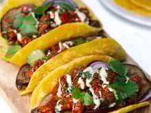 Tortillas de maïs garnies à l’aubergine grillée, compotée de poivrons et tomates de France