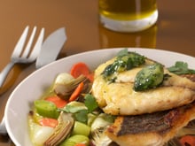 Filet de daurade royale aux petits légumes, glaçon d'huile d'olive extra vierge à la coriandre