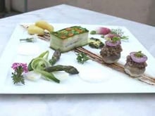 Lingot de queue de bœuf confite en mosaïque de légumes, navets aux pieds de veau caramélisés, légumes croquants en écume de raifort, huile persil et ail des ours