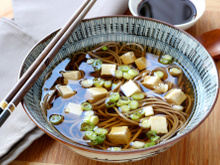 Bouillon de nouilles soba au tofu et ciboule