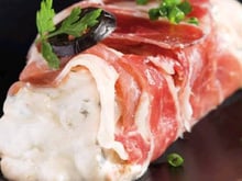 Délice de jambon espagnol farci à la mousse de Philadelphia, olives noires et tomates séchées