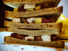 Club sandwich pain d'épices, poire et Fourme d'Ambert