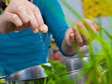 Pourquoi la hauteur à laquelle on sale un aliment a son importance ? Un chef nous éclaire !