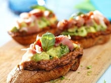 Bruschetta au pesto, tomate et tartare d'avocat au citron