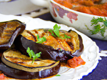 Julienne d'aubergines grillées à la sauce tomate