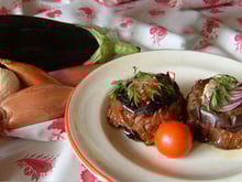 Petites charlottes d'aubergines aux tomates séchées et à l'ail doux