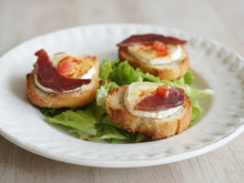 Toast de chèvre au piment d'Espelette & magret de canard séché