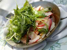 Langoustines en croquant de légumes, radis, navet, roquette déglacés au Xérès, huile d'olives en poêlon chaud