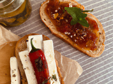 Le toast au chèvre et sa confiture de poivrons