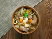 Connaissez-vous la garbure ? Cette soupe de chou originaire du Sud-Ouest est indéniablement la recette idéale pour la saison !