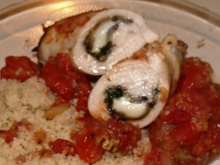 Roulé de poulet fourré et son lit de tomates