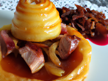 Tatin au canard et Fourme d'ambert, feuilletés