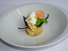 Pêche rôtie à la vanille, sur un mirliton aux éclats de calisson, chantilly au basilic