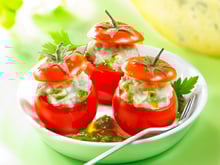 Tomates cerise farcies à la Fourme et son coulis de persil