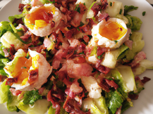 Salade aux lardons et œuf poché