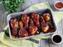 Poulet mariné et grillé, sauce barbecue au soja