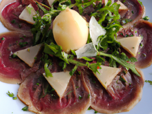 Carpaccio de bœuf aux copeaux de foie gras