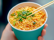 "C’est hallucinant" : un expert décrypte la composition des nouilles instantanées et alerte sur leur impact sur la santé